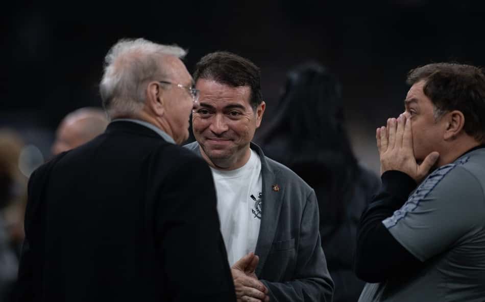 Osmar Stabile, presidente, e Marcelo Paz, executivo de futebol do Corinthians, olhando para frente e pensando
