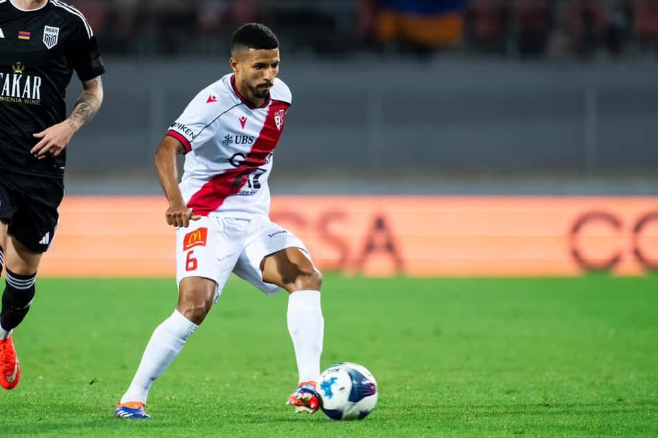Marquinhos em movimento conduzindo a bola