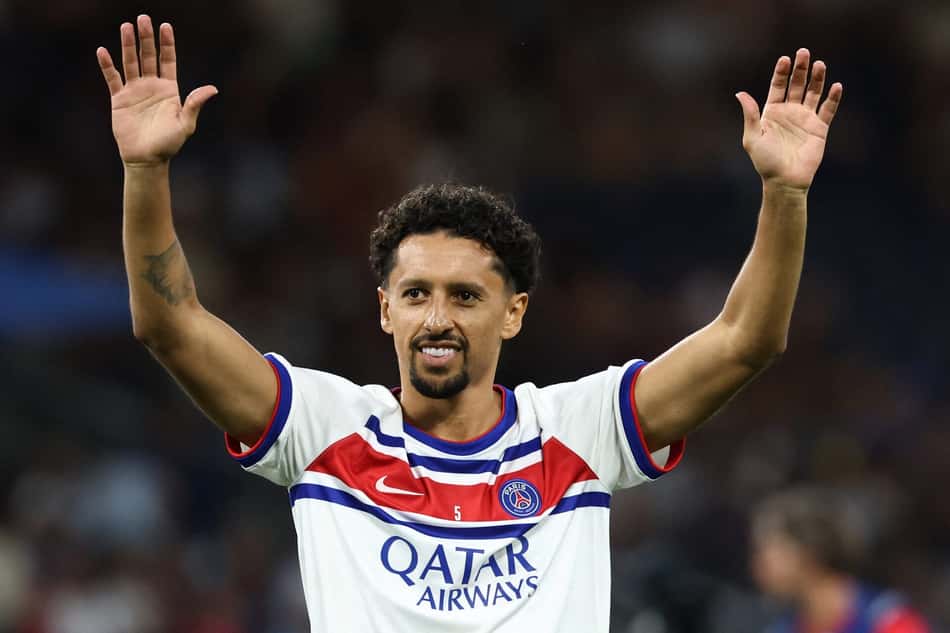 Marquinhos de braços abertos cumprimentando a torcida do PSG