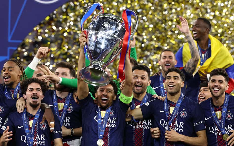 Marquinhos ergue taça de campeão da Champions League com a equipe do PSG