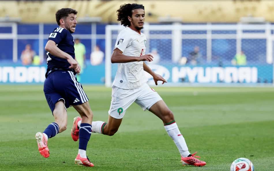 Marroquino Ayyoub Bouaddi persegue a bola, enquanto é marcado pelo escocês Ryan Christie