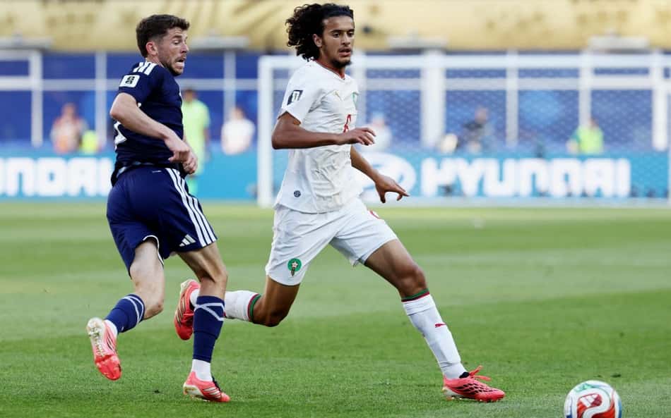 Marroquino Ayyoub Bouaddi persegue a bola, enquanto é marcado pelo escocês Ryan Christie