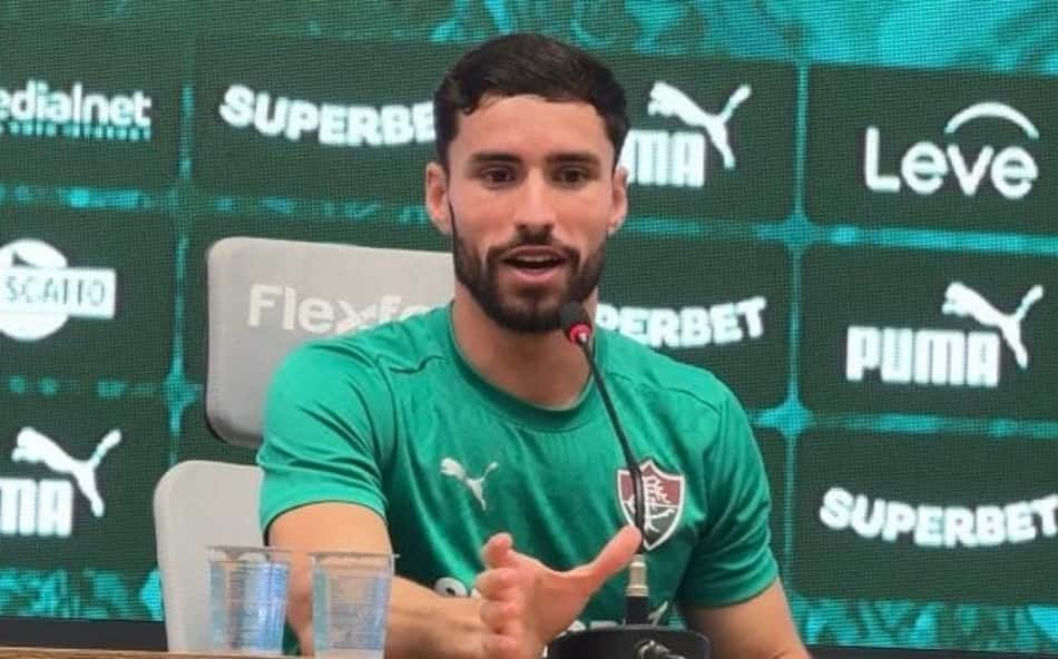 Martinelli gesticula e dá resposta em coletiva no Fluminense