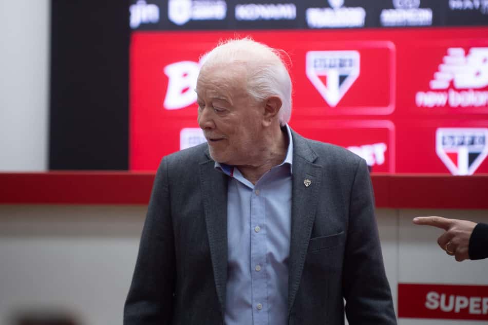 Massis assistindo coletiva pelo São Paulo