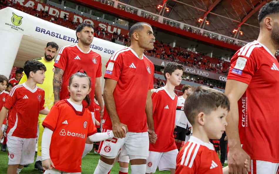 Matheus Cunha e jogadores do Internacional entram em campo contra o Flamengo
