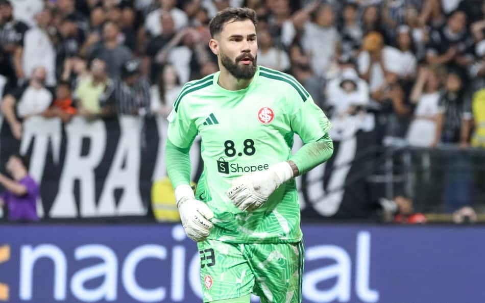 Matheus Cunha no duelo entre Corinthians e Internacional