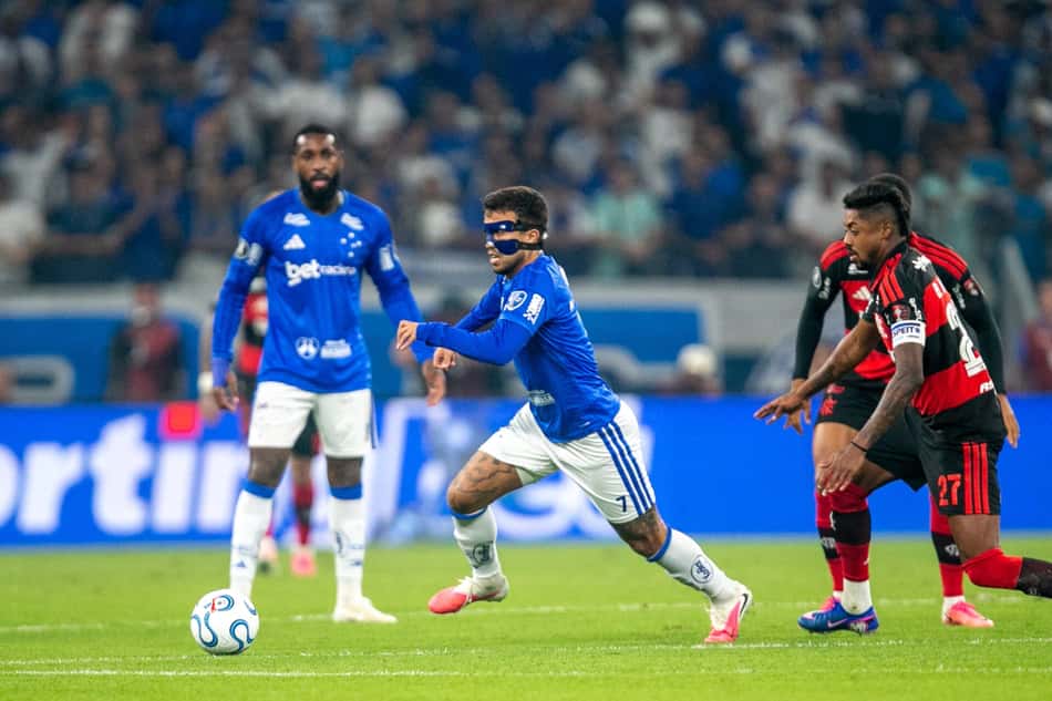 MG - BELO HORIZONTE - 12/08/2026 - COPA LIBERTADORES 2026, CRUZEIRO X FLAMENGO - Matheus Henrique jogador do Cruzeiro durante partida contra o Flamengo no estadio Mineirao pelo campeonato Copa Libertadores 2026. 