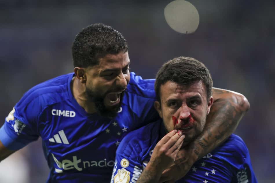 Matheus Henrique comemora gol sangrando em Cruzeiro x Chapecoense