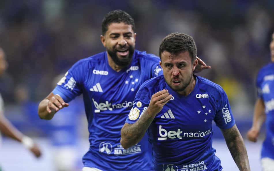 Matheus Henrique comemora gol sangrando