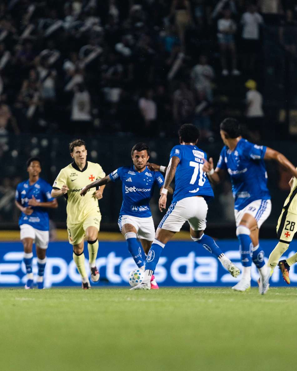 Matheus Henrique conduz bola