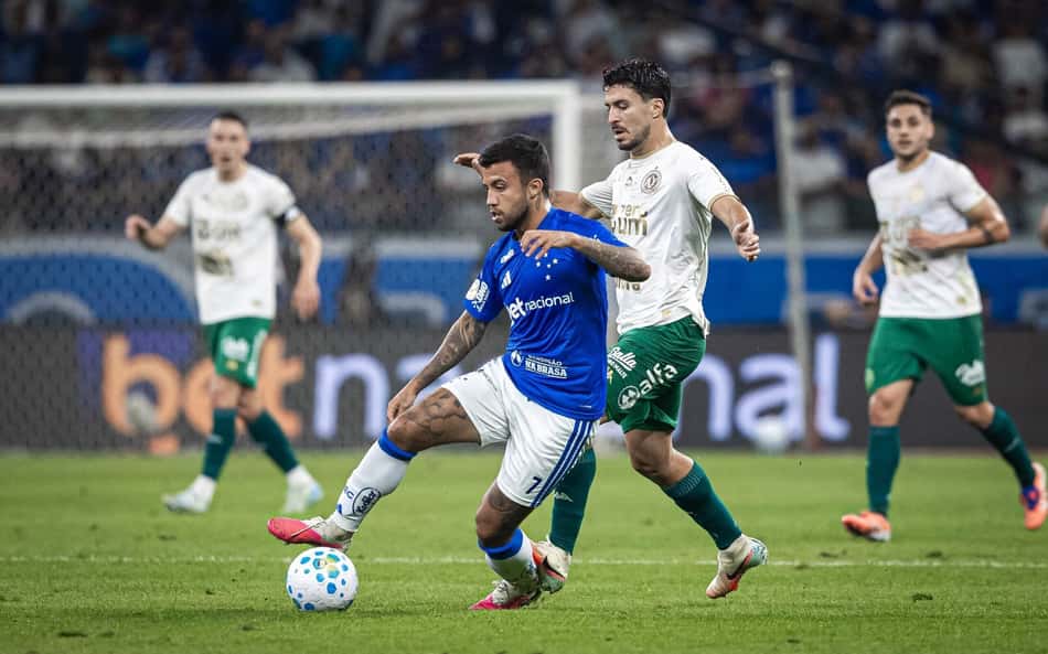 Matheus Henrique disputa bola