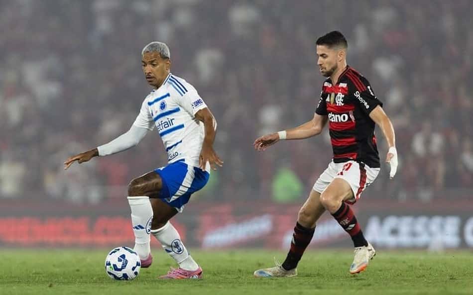 Matheus Pereira, do Cruzeiro, e Jorginho, do Flamengo, no Maracanã