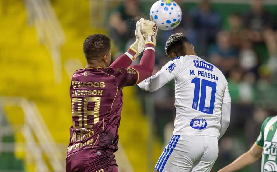 Matheus Pereira tenta cabeceio contra Anderson (Foto: Liamara Polli/AGIF/Folhapress)