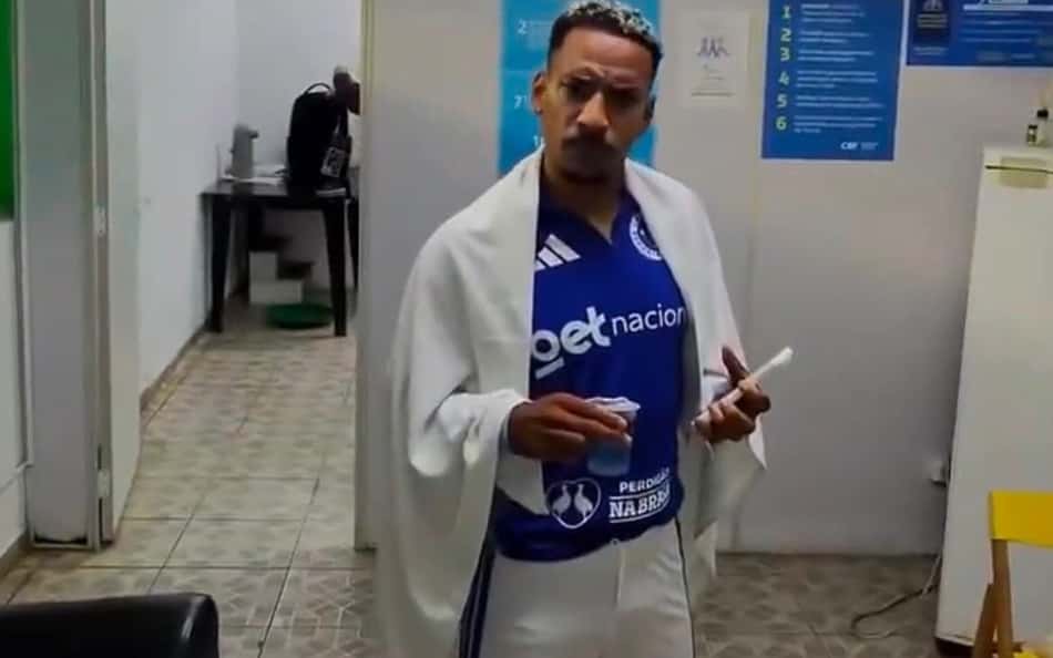 Torcedores do Cruzeiro surpreendem Matheus Pereira em sala do antidoping