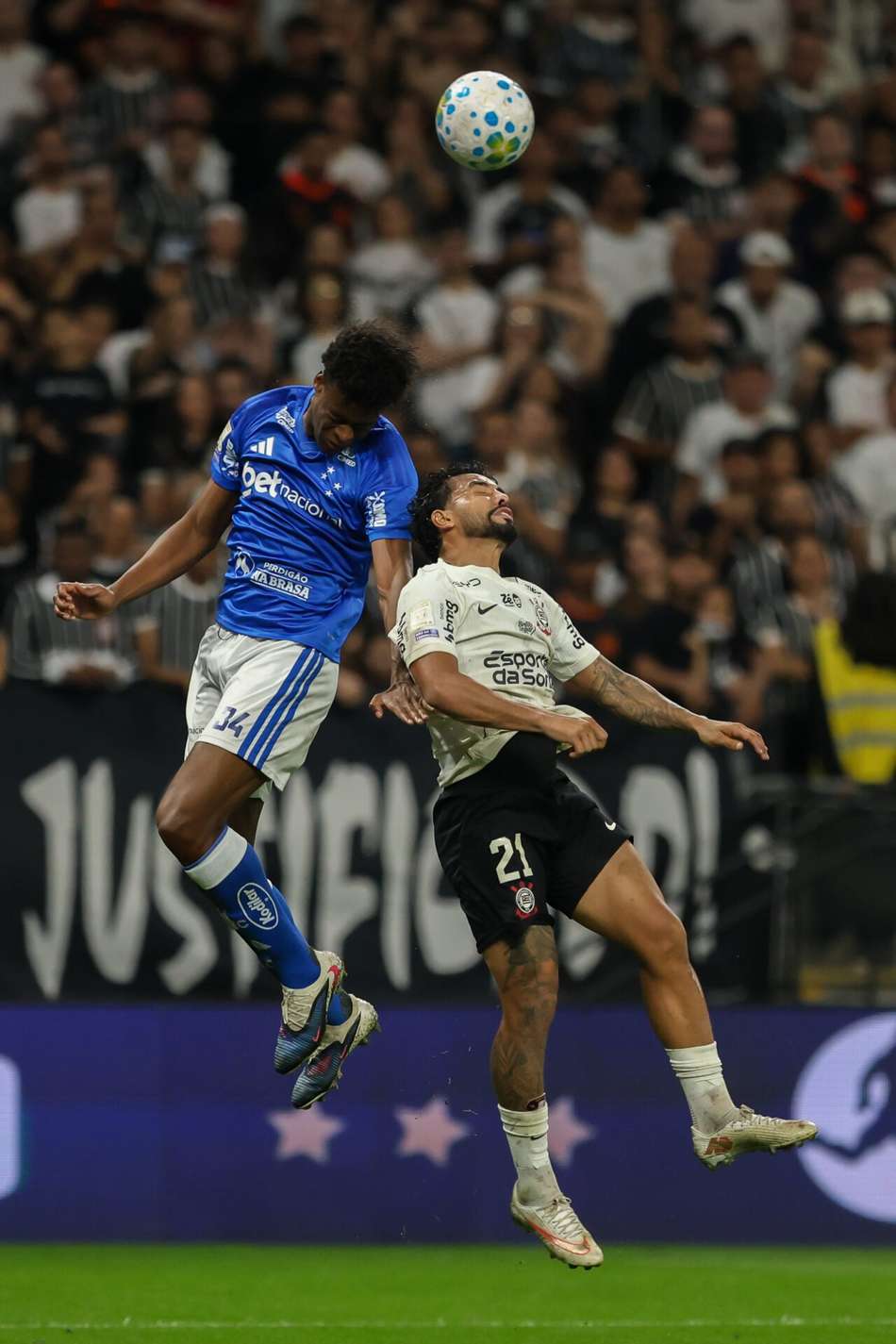 Jonathan Jesus e Matheus Bidu durante jogo entre Corinthians x Cruzeiro, pelo Campeonato Brasileiro 2026