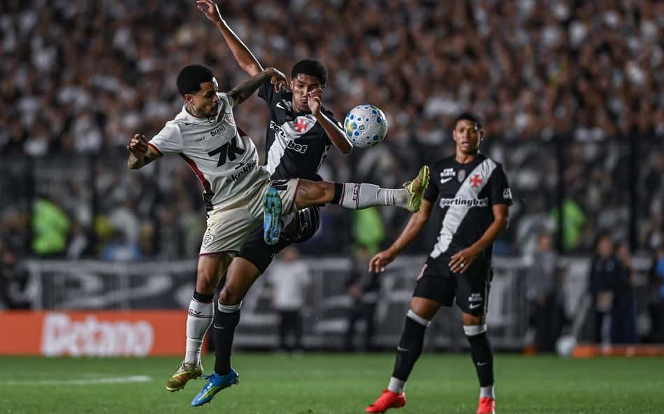 Matheuzinho em ação durante Vasco e Vitória na Copa do Brasil