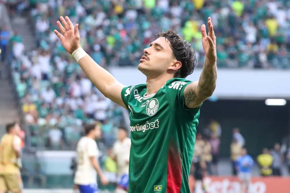 Maurício, meia do Palmeiras comemorando gol em partida contra o Fortaleza na Copa do Brasil