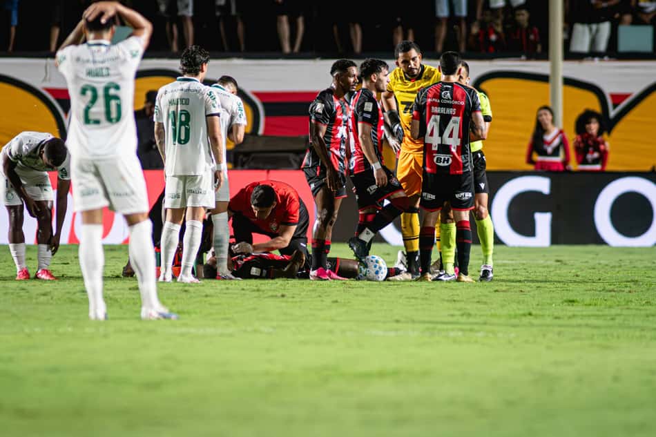 Mauricio foi punido após cotovelada no zagueiro Cacá, do Vitória