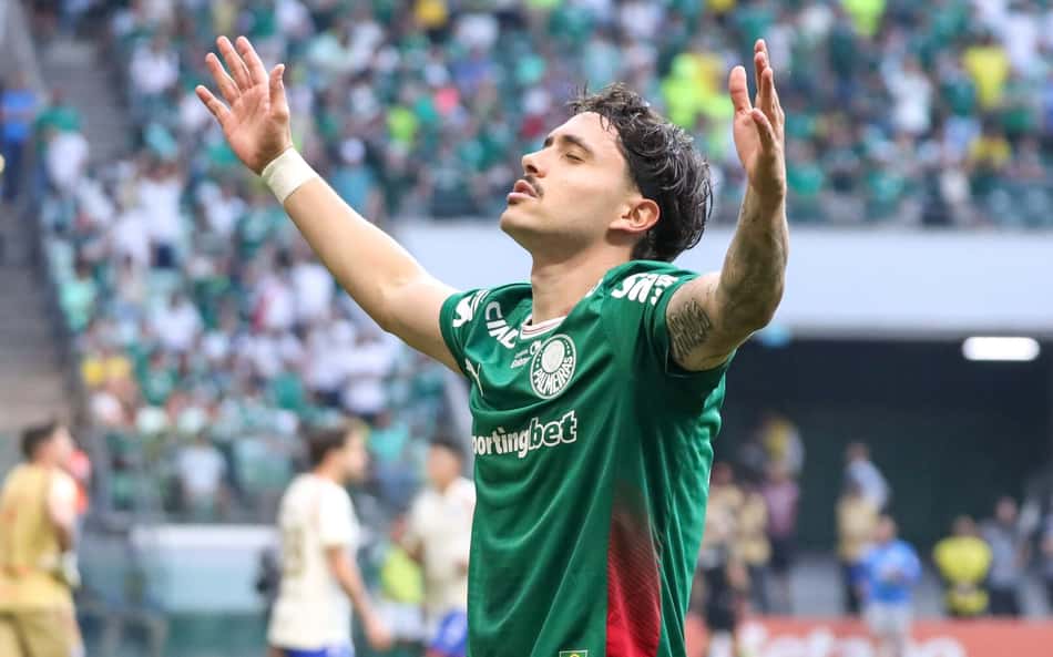 Maurício, meia do Palmeiras comemorando gol em partida contra o Fortaleza na Copa do Brasil