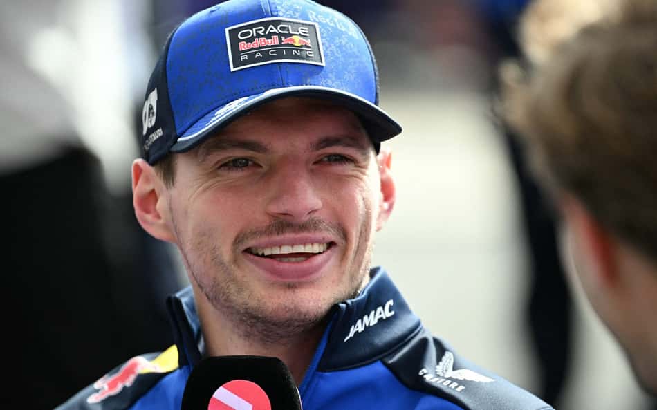 Max Verstappen concede entrevista antes do terceiro treino livre do GP da Austrália de Fórmula 1 em Albert Park. (Foto: Paul Crock/AFP)