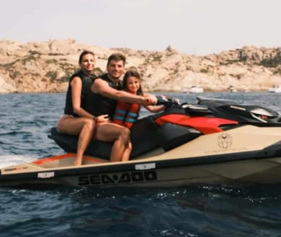 Max Verstappen com a esposa e a enteada (Foto: Reprodução)