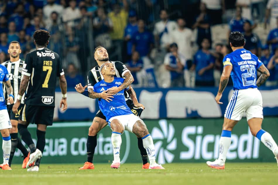 Maycon abraça Matheus Pereira para impedir o domínio do camisa 10 do Cruzeiro no duelo com o Atlético