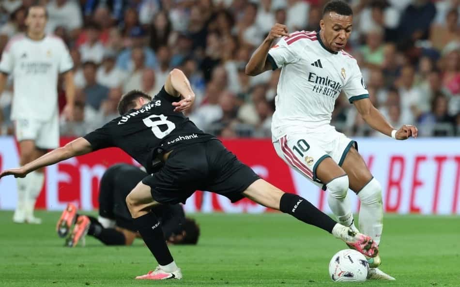 Mbappé em ação durante Real Madrid e Real Sociedad