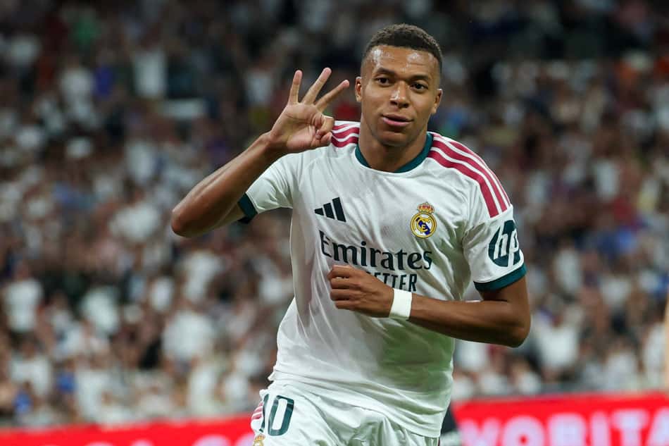 Mbappé comemora 3º gol marcado pelo Real Madrid sobre a Real Sociedad, pela La Liga