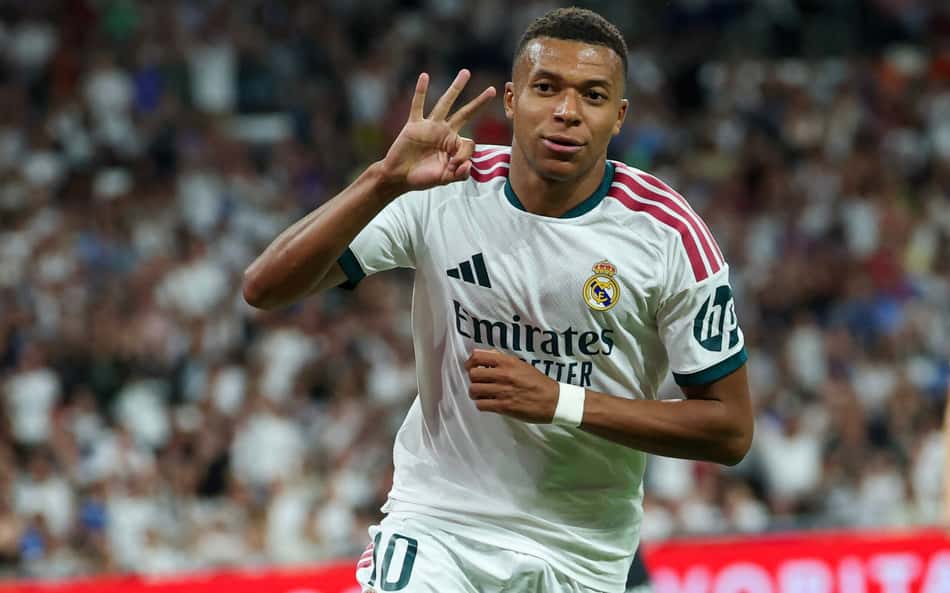 Mbappé comemora 3º gol marcado pelo Real Madrid sobre a Real Sociedad, pela La Liga