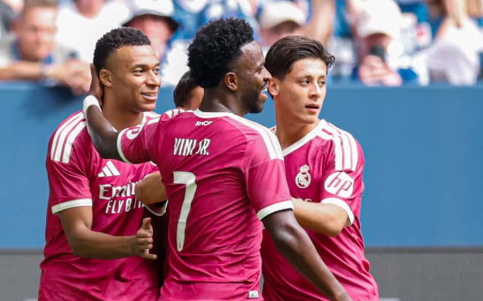 Mbappé comemora gol com companheiros de Real Madrid em pré-temporada europeia