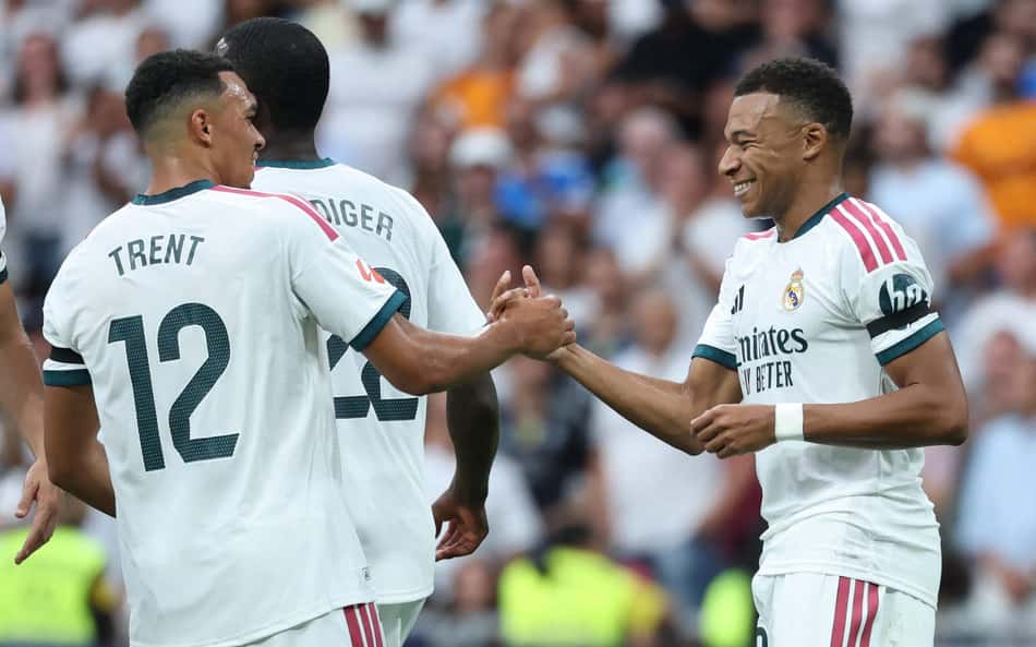 Mbappé comemora gol marcado pelo Real Madrid diante do Málaga com Alexander-Arnold