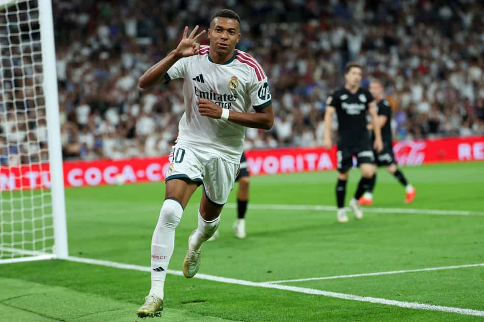 O atacante francês do Real Madrid, camisa 10, Kylian Mbappé, comemora seu hat-trick e o quarto gol de sua equipe durante a partida do Campeonato Espanhol entre Real Madrid CF e Real Sociedad, no Estádio Santiago Bernabéu, em Madri, em 26 de agosto de 2026
