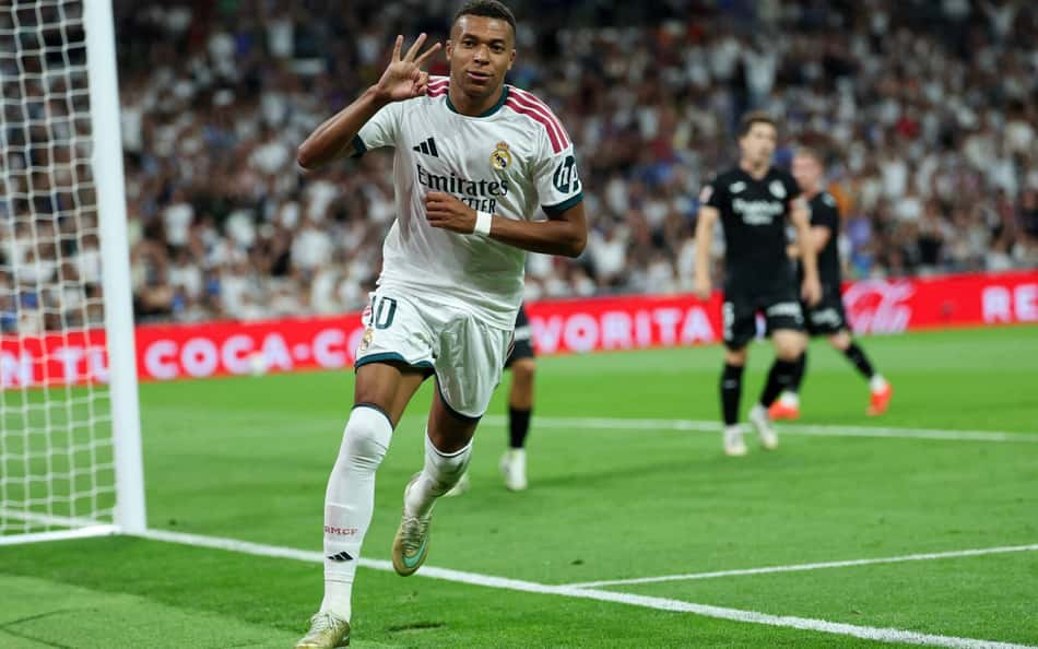 O atacante francês do Real Madrid, camisa 10, Kylian Mbappé, comemora seu hat-trick e o quarto gol de sua equipe durante a partida do Campeonato Espanhol entre Real Madrid CF e Real Sociedad, no Estádio Santiago Bernabéu, em Madri, em 26 de agosto de 2026