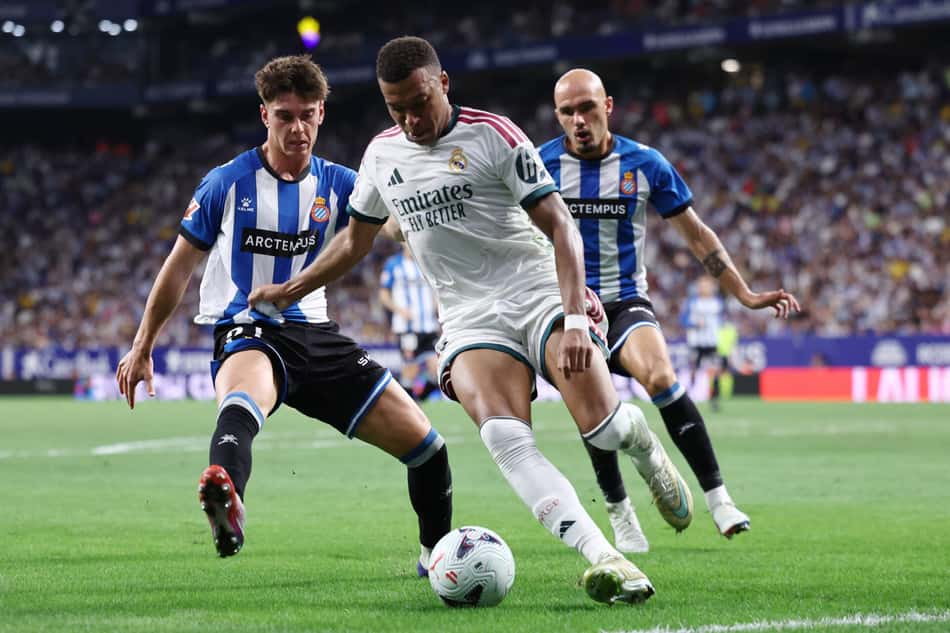 Mbappé é cercado por adversários no duelo entre Real Madrid e Espanyol, pela La Liga