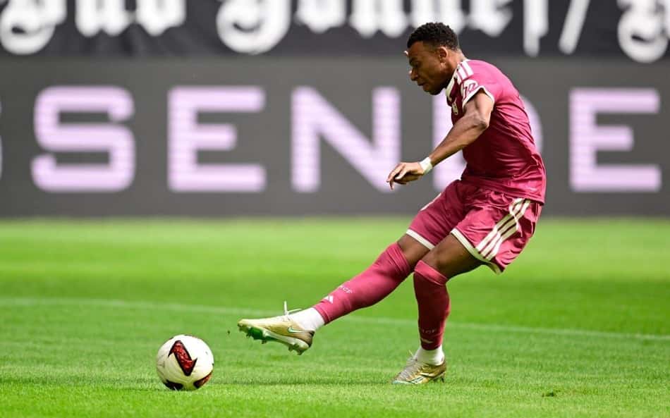 Mbappé em ação durante Real Madrid x Schalke 04 pela pré-temporada europeia
