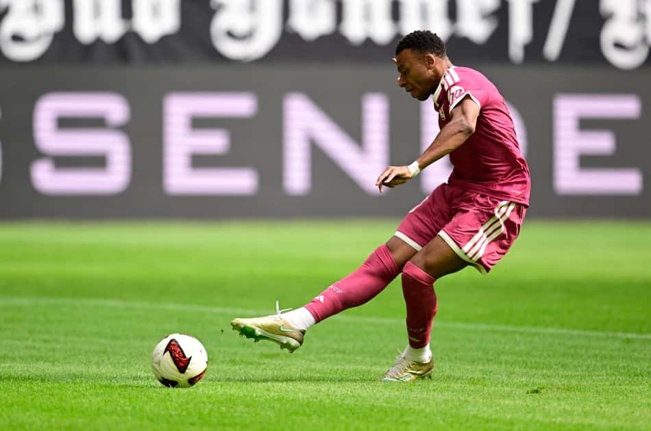 Mbappé em ação durante Real Madrid x Schalke 04 pela pré-temporada europeia