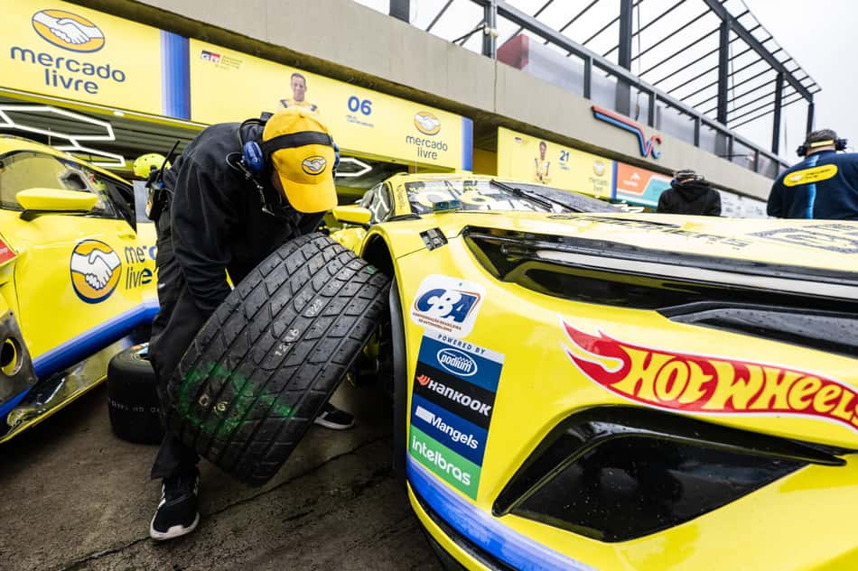 Mecânico trocando o pneu do carro da Stock Car
