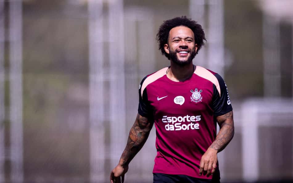 Memphis Depay durante treino no Corinthians