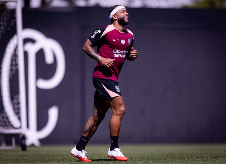Memphis Depay durante treino no Corinthians