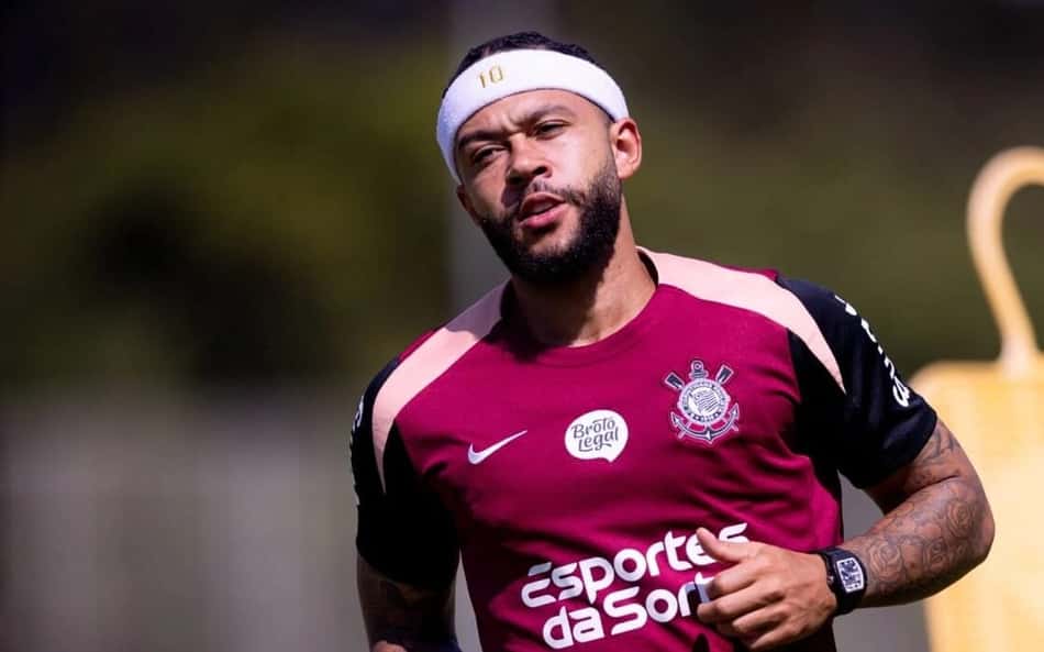 Memphis Depay durante treinamento no Corinthians
