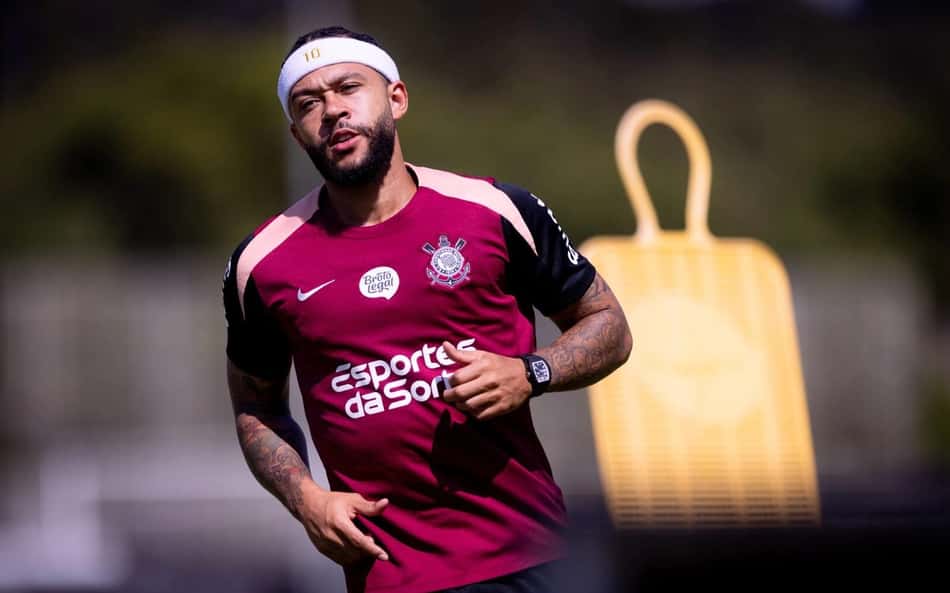 Memphis Depay durante treinamento no Corinthians