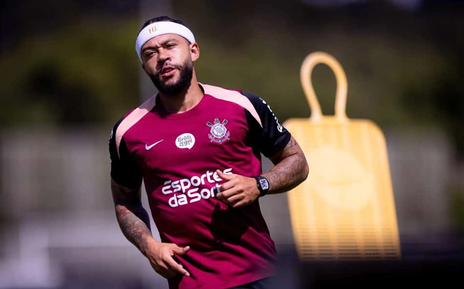 Memphis Depay durante treinamento no Corinthians