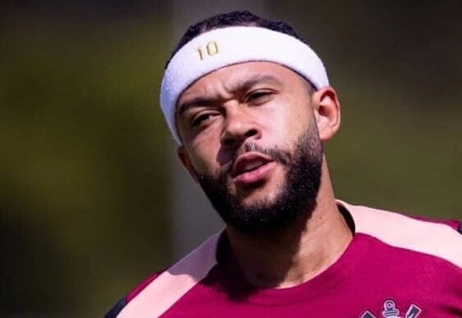 Memphis Depay durante treinamento no Corinthians