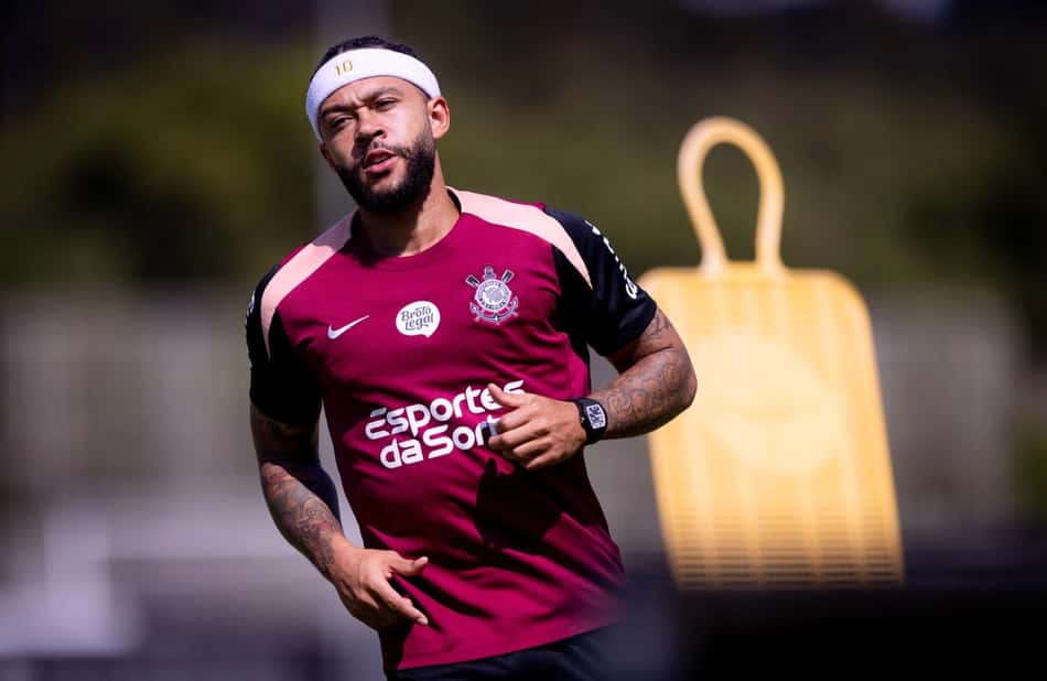 Memphis Depay durante treinamento no Corinthians