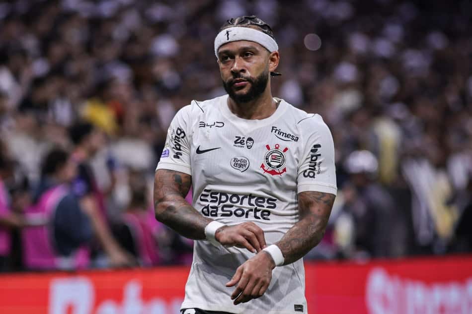 Memphis Depay durante partida contra o Santos