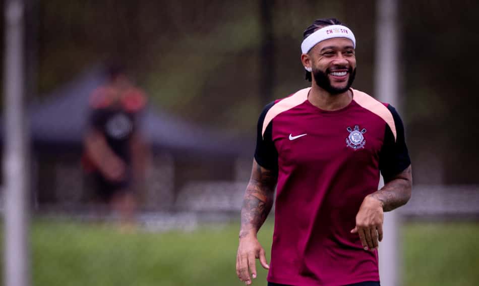 Memphis Depay durante treino no Corinthians