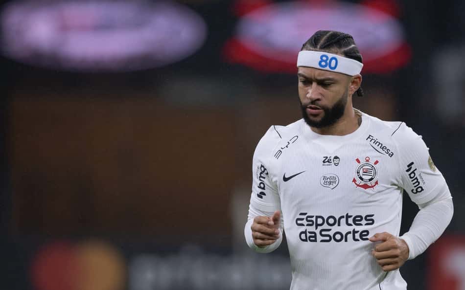Memphis Depay durante partida do Corinthians