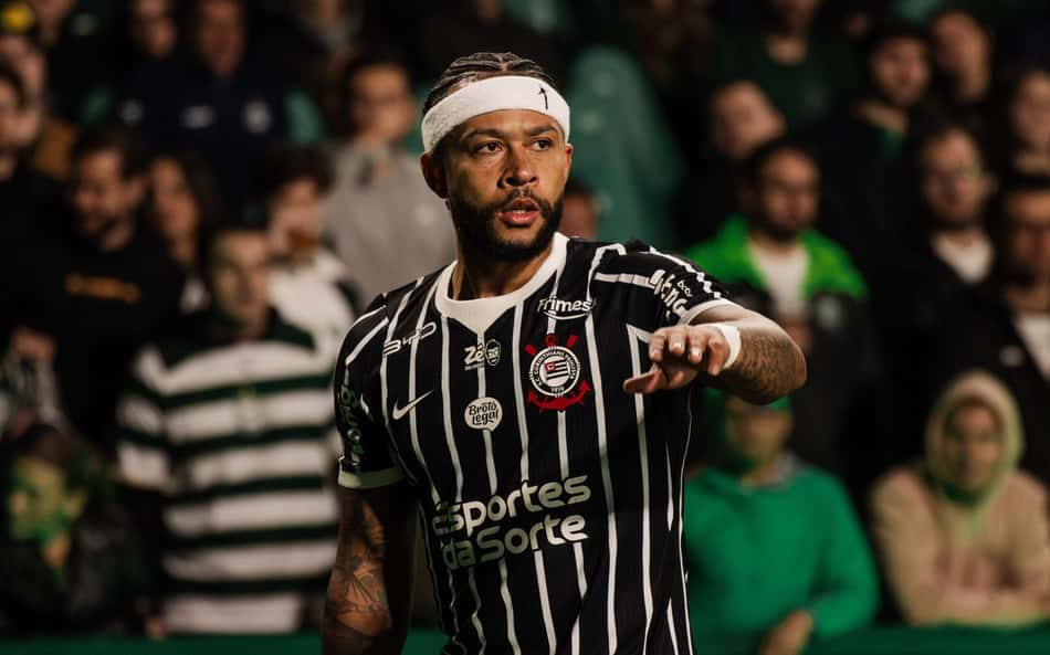 Memphis Depay com a camisa do Corinthians