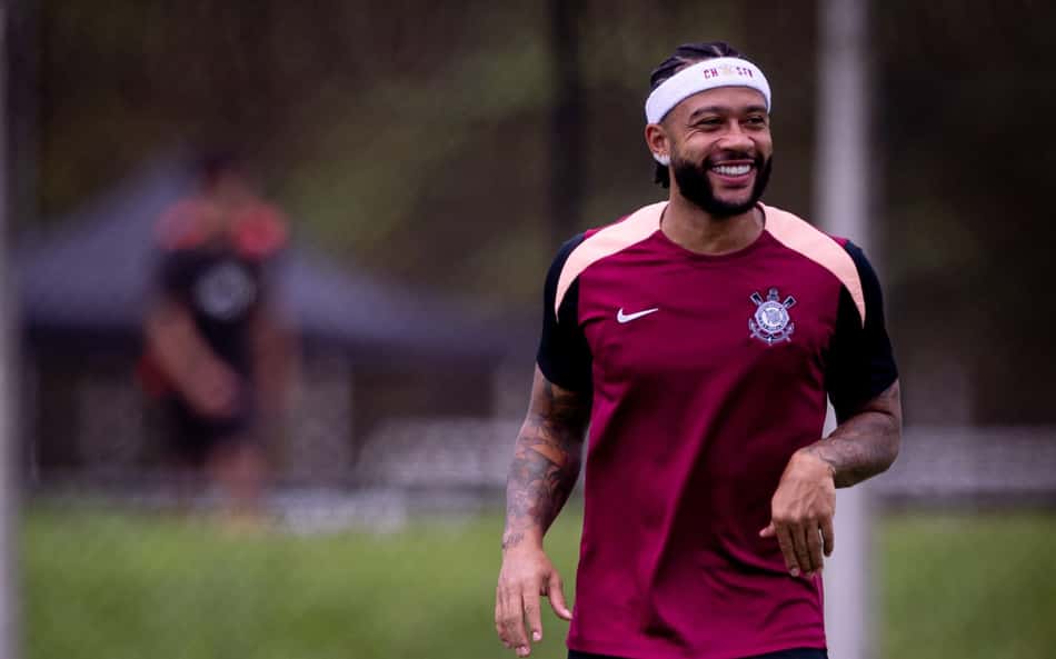 Memphis Depay durante treino no Corinthians