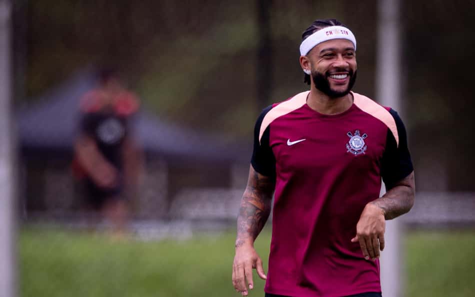 Memphis Depay faz primeiro treino após renovar com o Corinthians